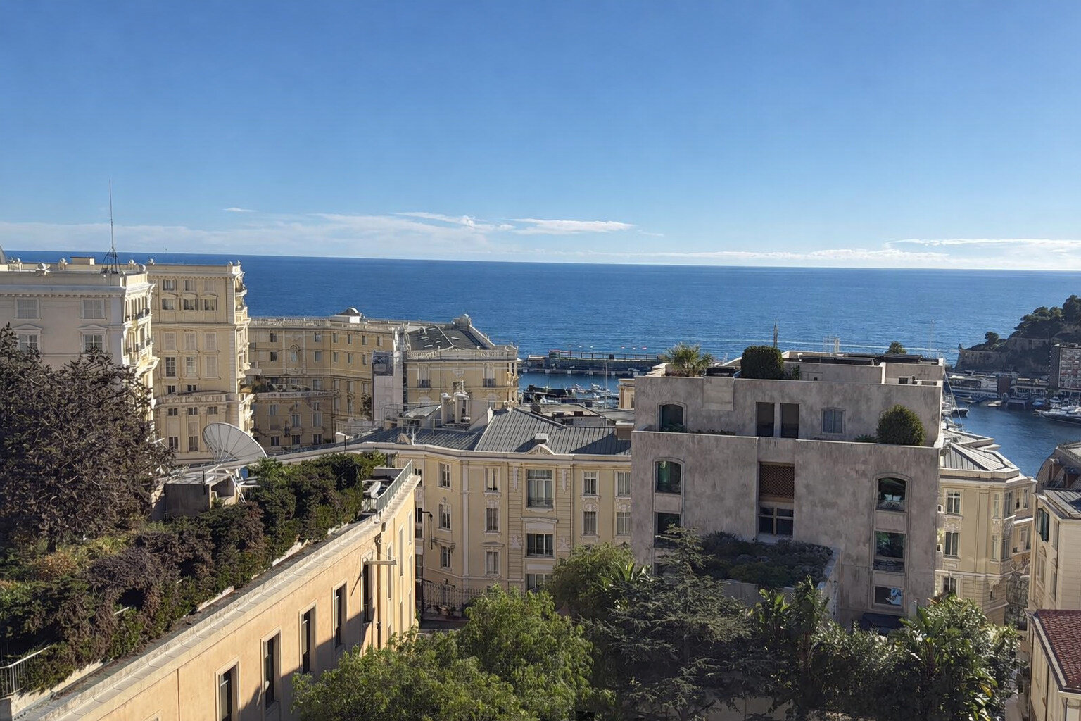 EXCEPTIONAL APARTMENT DOMAINE DE ROQUEVILLE : 1/3